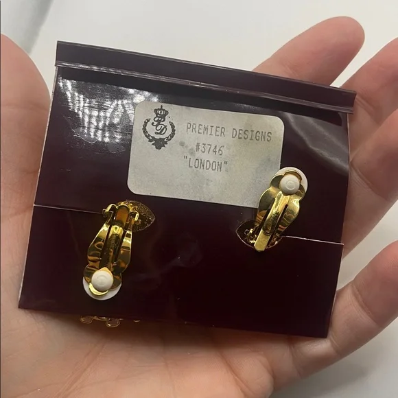 NWT PREMIER DESIGNS Vintage Gold Clip On Earrings - Picture 3 of 3